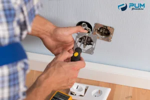 Naprawa kontaktów elektrycznych – Image 3 Dokręcanie gniazdka elektrycznego