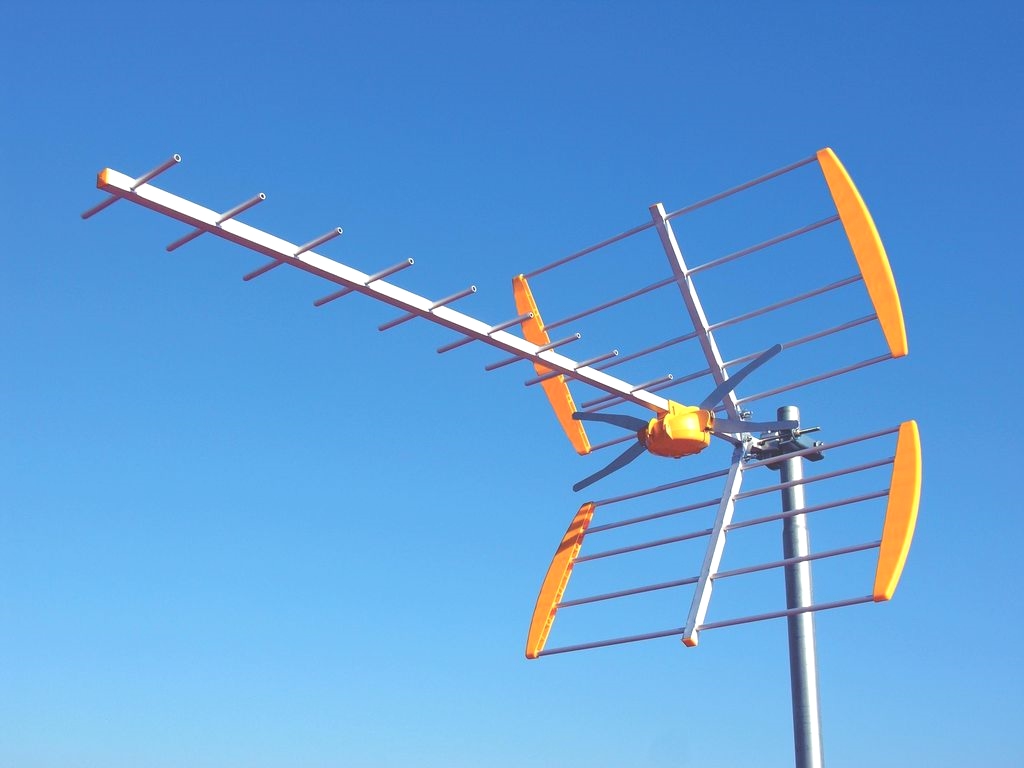 Zamontowana antena naziemna Televes DVB-T na dachu budynku