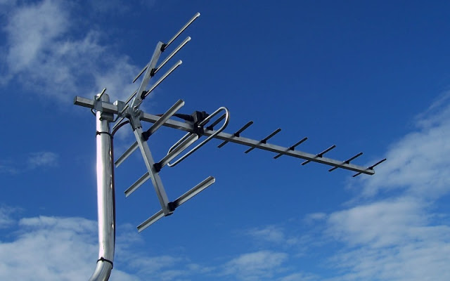 Antena naziemna kierunkowa DVB-T zamontowana na maszcie