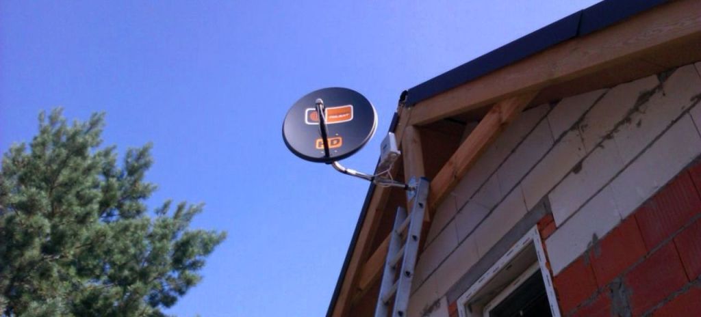 Antena Cyfrowego Polsatu zamontowana na belkach dachowych