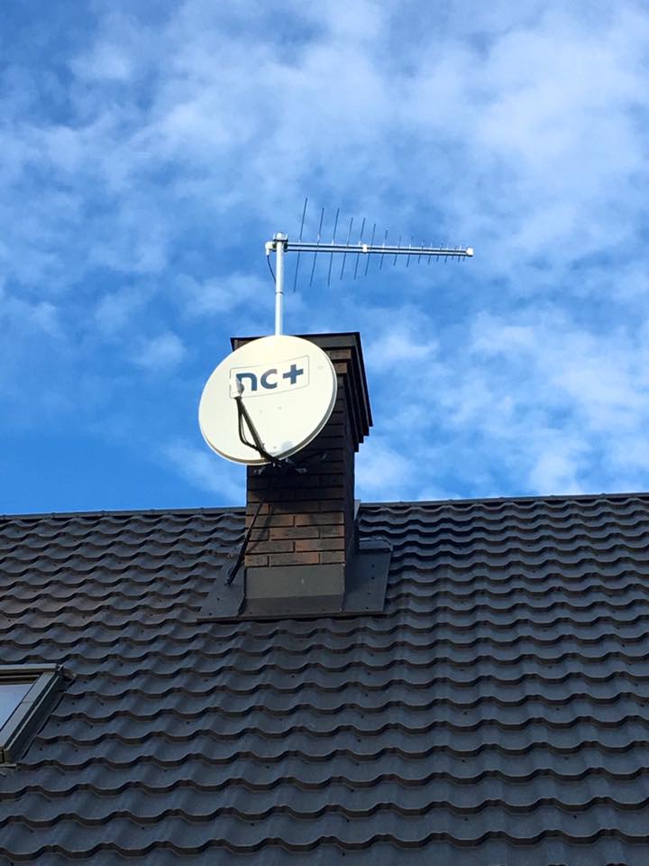 Zamontowana antena nc+ na elewacji budynku