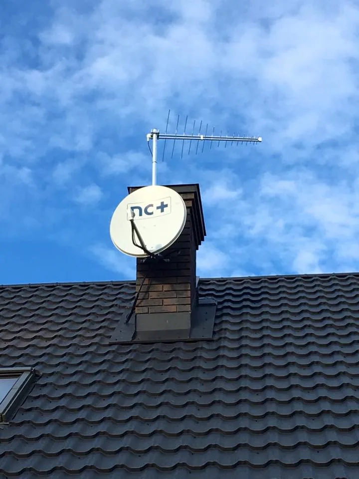 Zamontowana antena nc+ na elewacji budynku