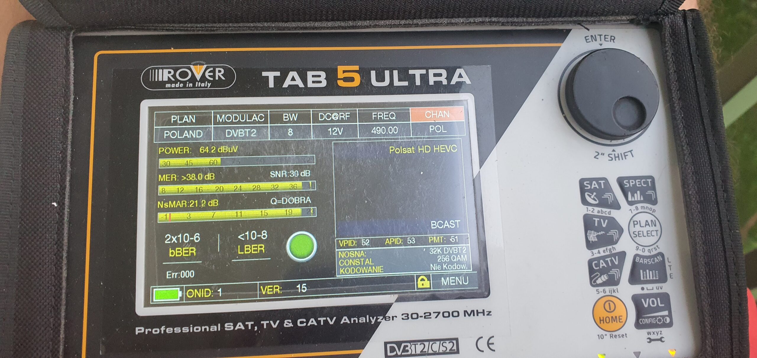 Miernik Rover TAB 5 Ultra podczas diagnostyki sygnału DVB-T