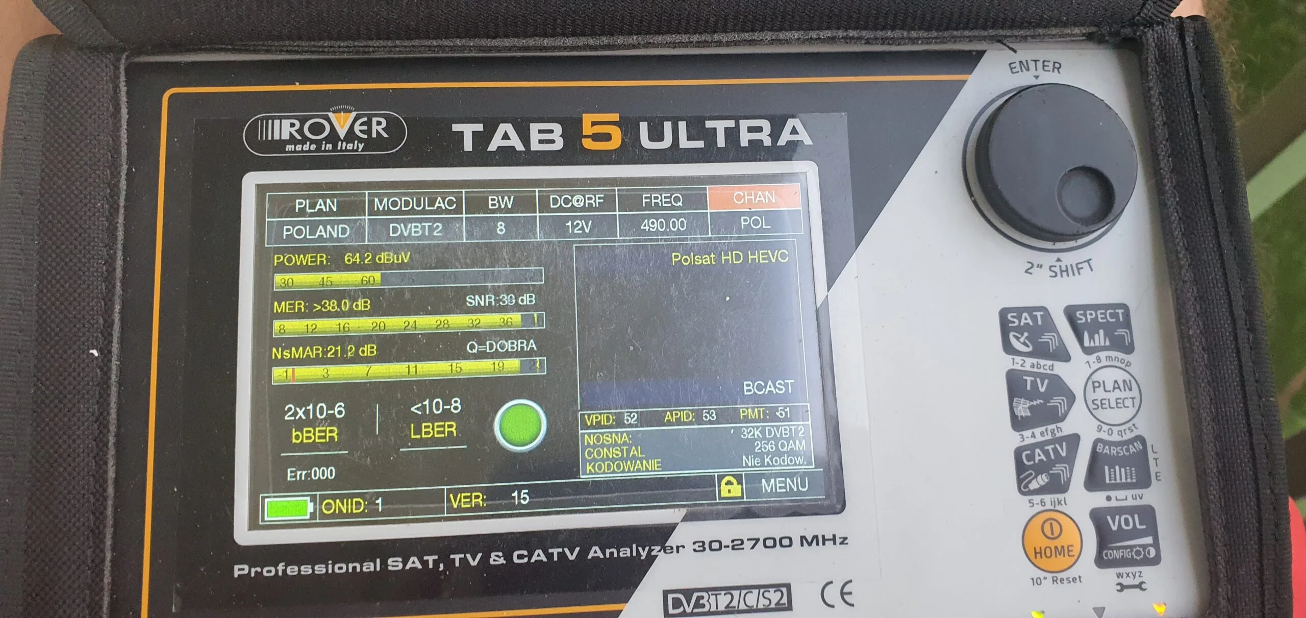 Miernik Sat Tv Rover Tab 5 Ultra Montaz Anteny Miernik Rover TAB 5 Ultra podczas diagnostyki sygnału DVB-T