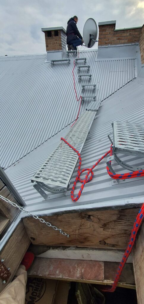 Instalacja anteny satelitarnej TV-SAT na wysokości 4 piętra w Warszawie