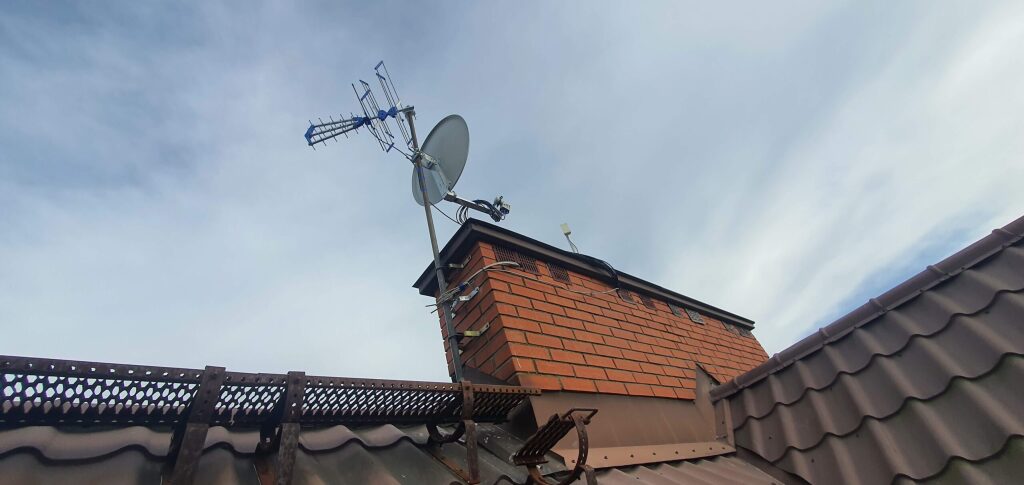 Montaż anteny naziemnej i satelitarnej na wysokim kominie