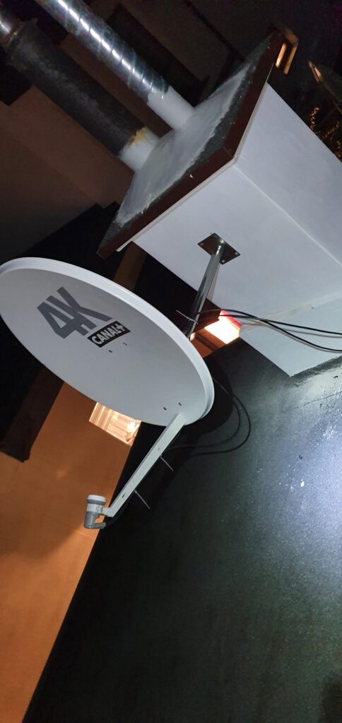 Antena satelitarna 4K zamontowana na kominie budynku