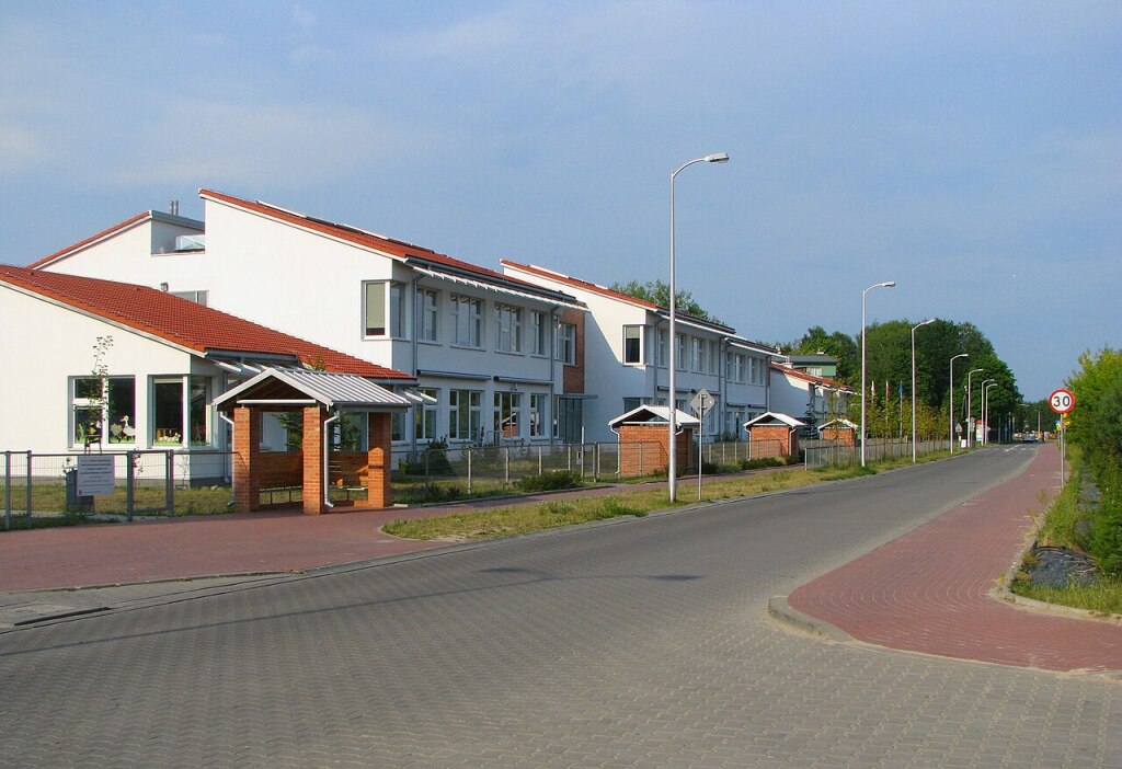 Montaż anten satelitarnych i naziemnych w Książenicach.