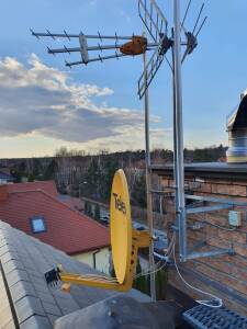 Zamontowana antena naziemna Televes DVB-T na dachu budynku