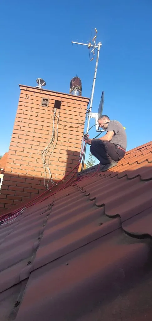 Montaż Anten Naziemnych DVB-T2: Odbieraj Darmową Telewizję w Jakości HD – Image 3 Nasz pracownik w czasie montaży anteny naziemnej.