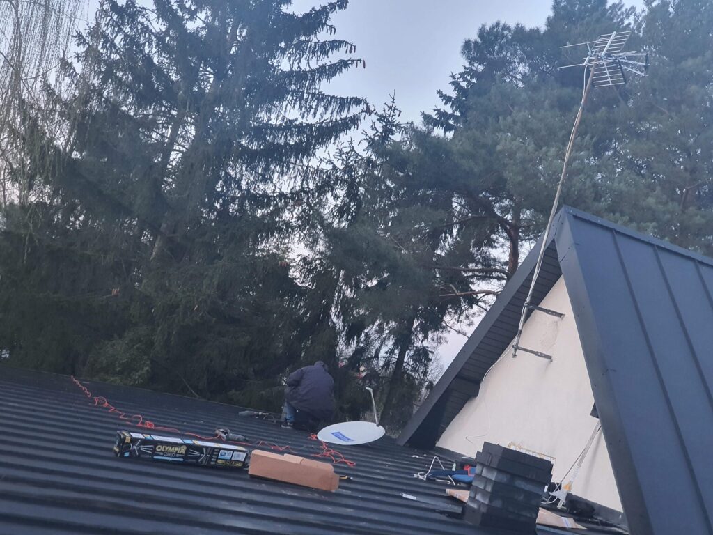 Antena naziemna kierunkowa DVB-T zamontowana na maszcie