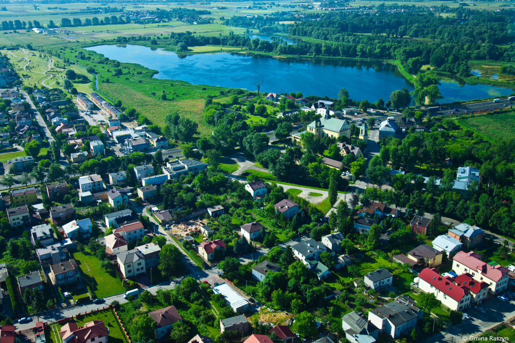 Ustawianie anten satelitarnych i naziemnych w Raszynie.