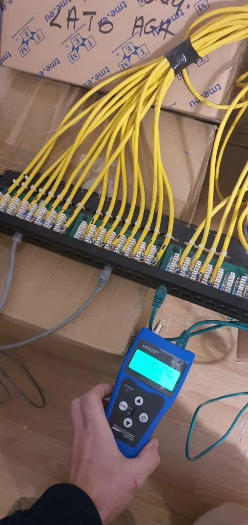 Montaż anten LTE i 5G: Stabilny i szybki internet w Twoim domu – Image 2 Pomiar okablowania LAN dla klienta w serwerowni